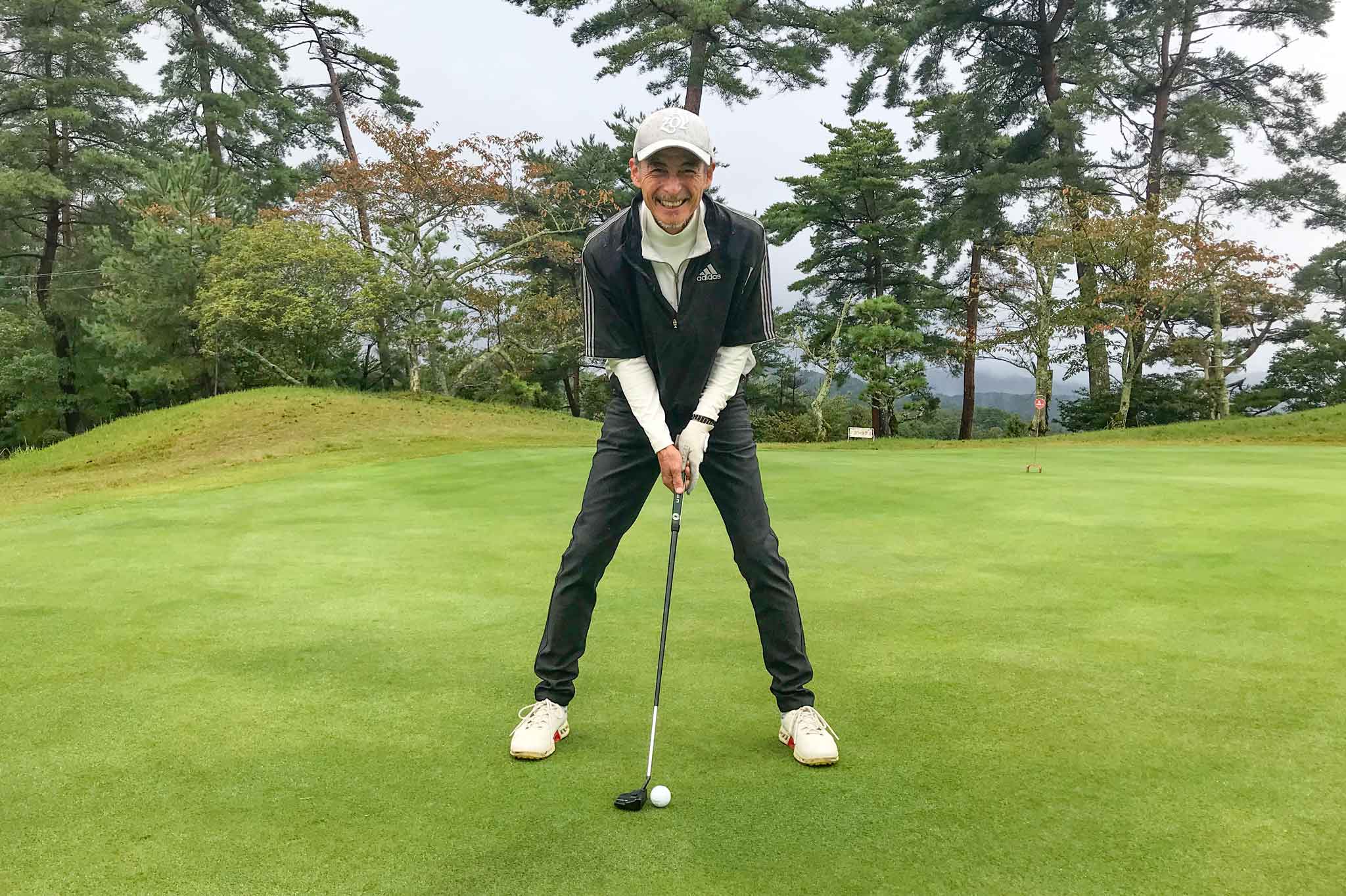 関西ゴルフサークル セブンエイトの白数さんがパッティングをする写真