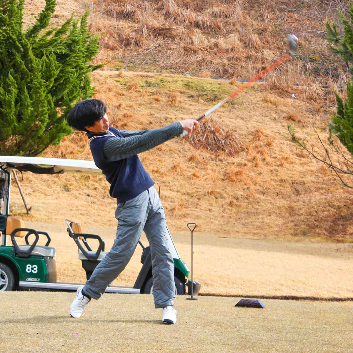 関西ゴルフサークル セブンエイトの岸田さんのドライバーショット写真