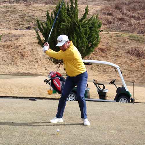 関西ゴルフサークル セブンエイトの三谷さんのティーショット