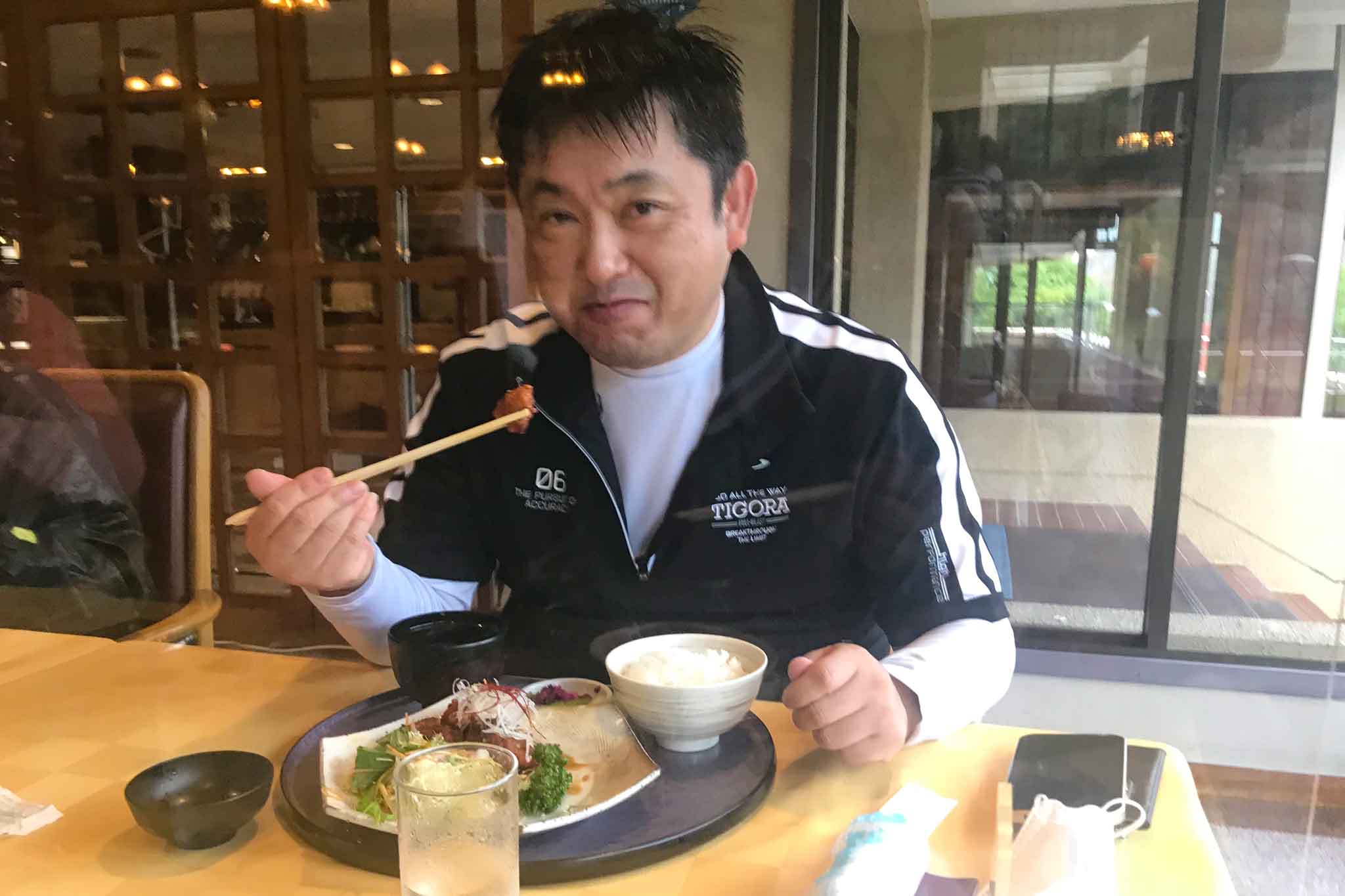 関西ゴルフサークル セブンエイトのランチタイムの平賀さんの写真