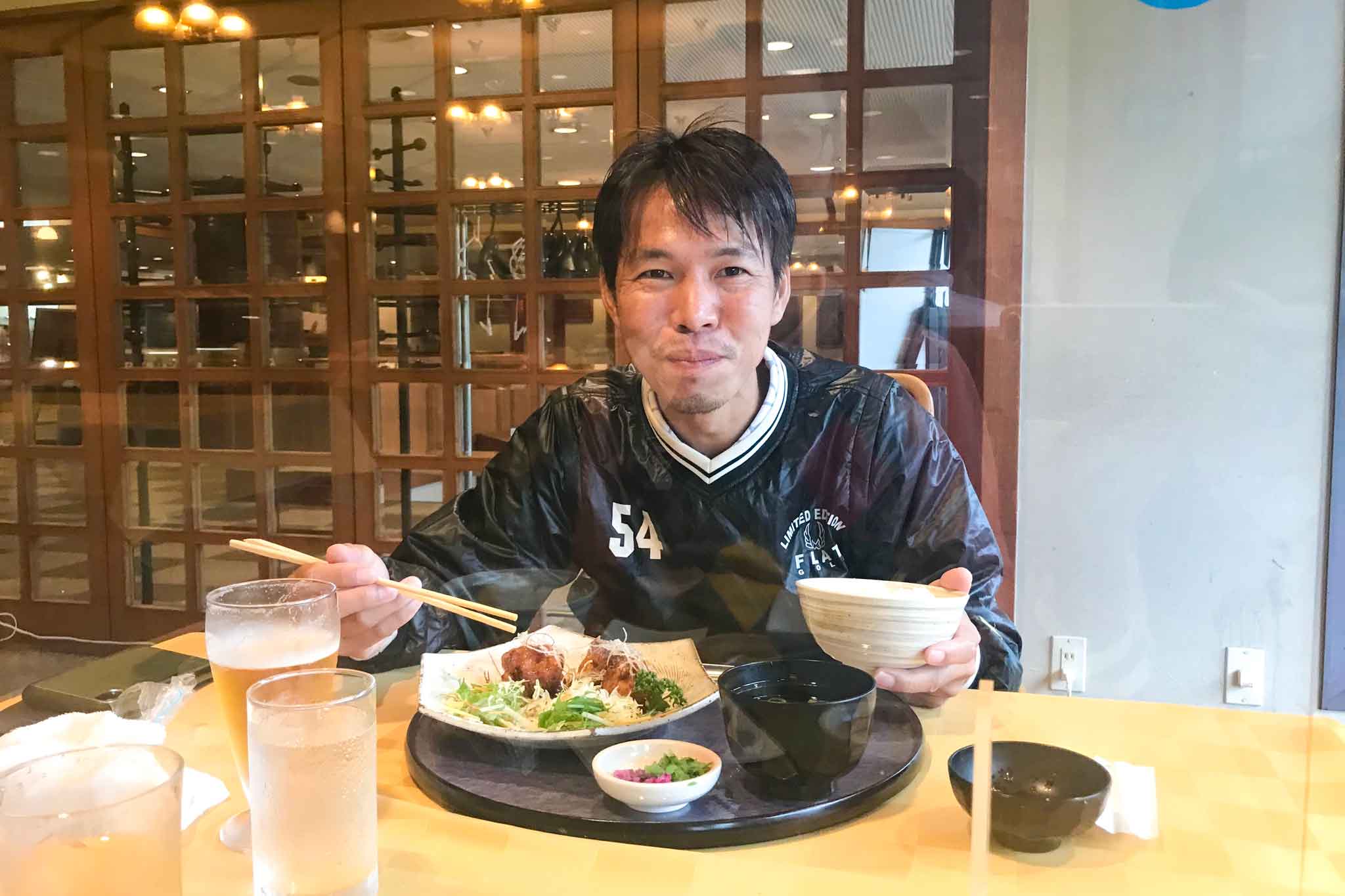 ランチタイムの深見 慶大さんの写真