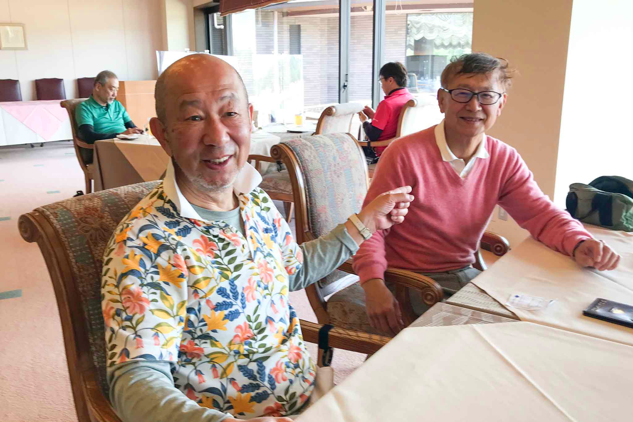 関西ゴルフサークル セブンエイトのランチタイムの青地さん、森山さんの写真