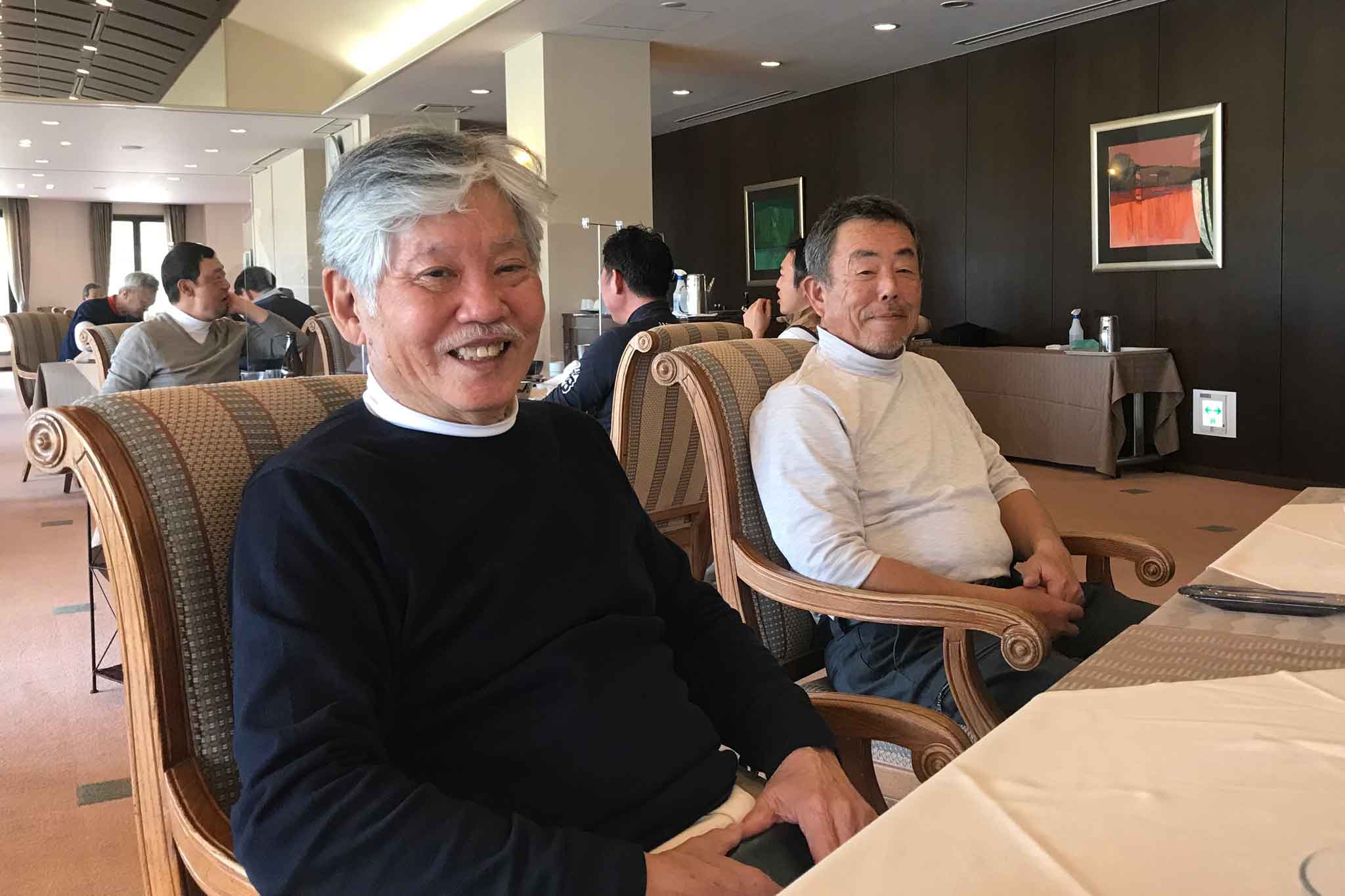関西ゴルフサークル セブンエイトのランチタイムの深見さん、大西さんの写真