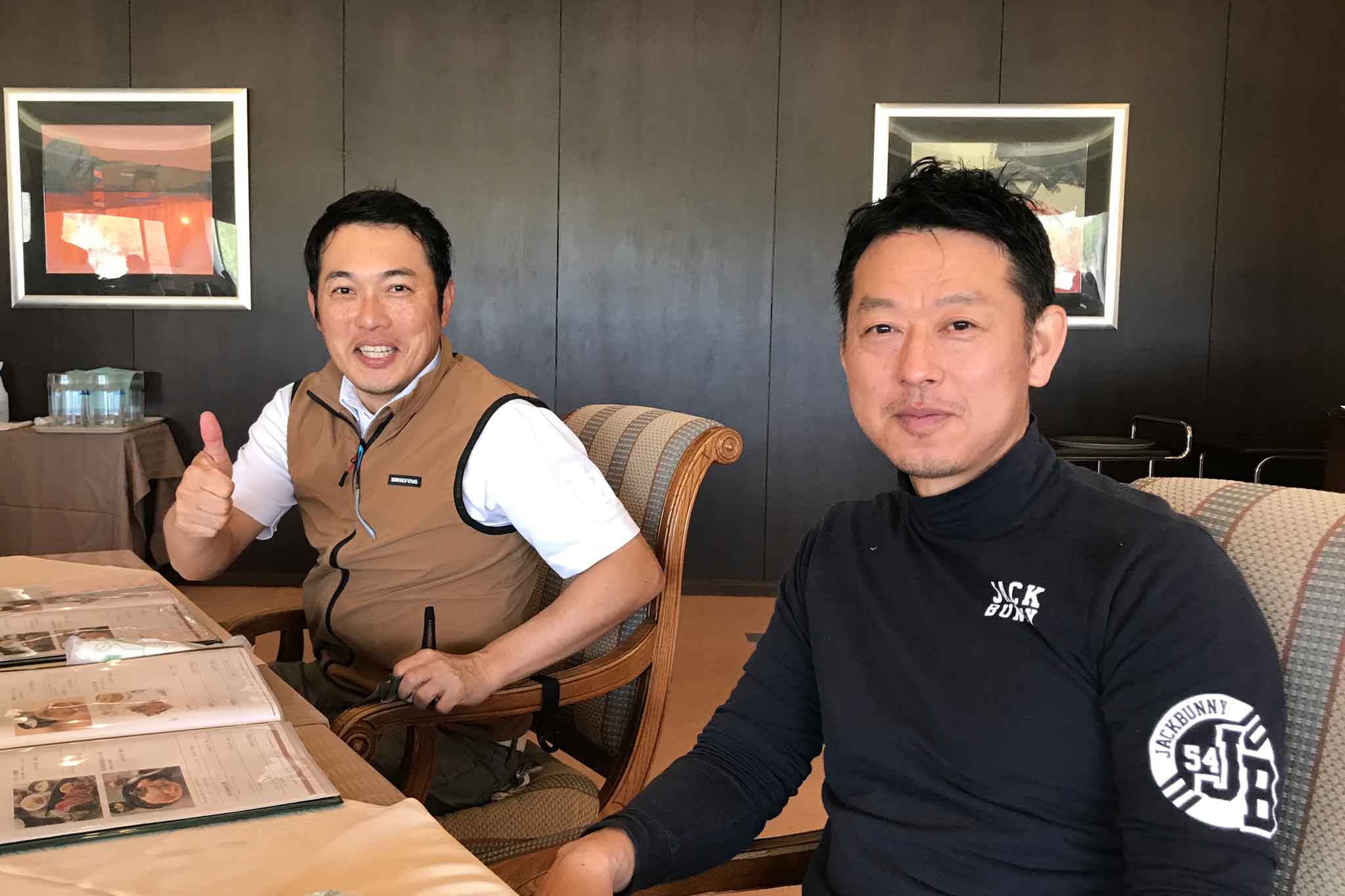 関西ゴルフサークル セブンエイトのランチタイムの今西さん、木寺さんの写真