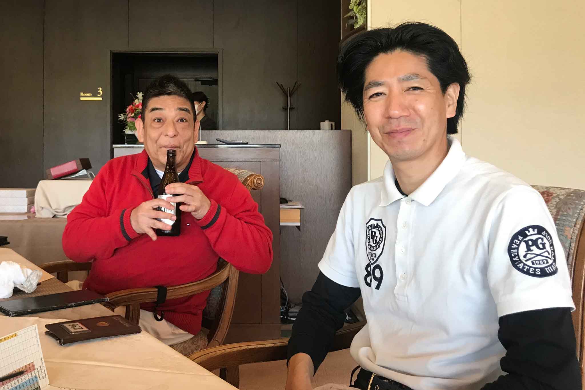関西ゴルフサークル セブンエイトのランチタイムの津野森さん、岸田さんの写真