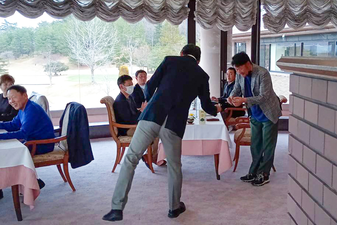 関西ゴルフサークル セブンエイトの黒木さんの記念写真