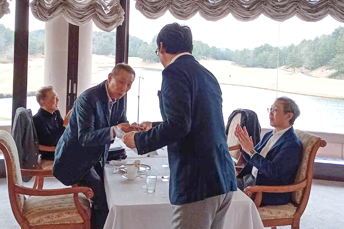 関西ゴルフサークル セブンエイトの岡本さんの記念写真