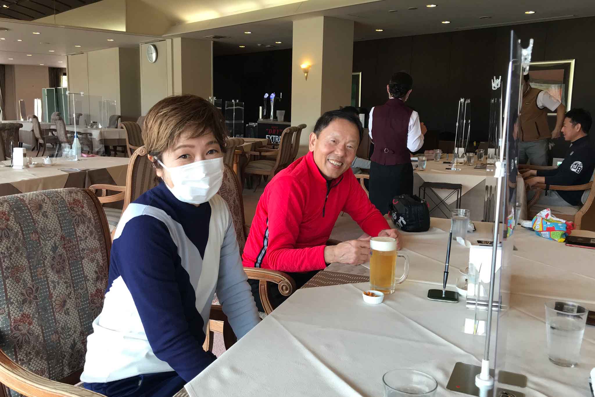 ランチタイムの小野さん、柳澤さんの写真