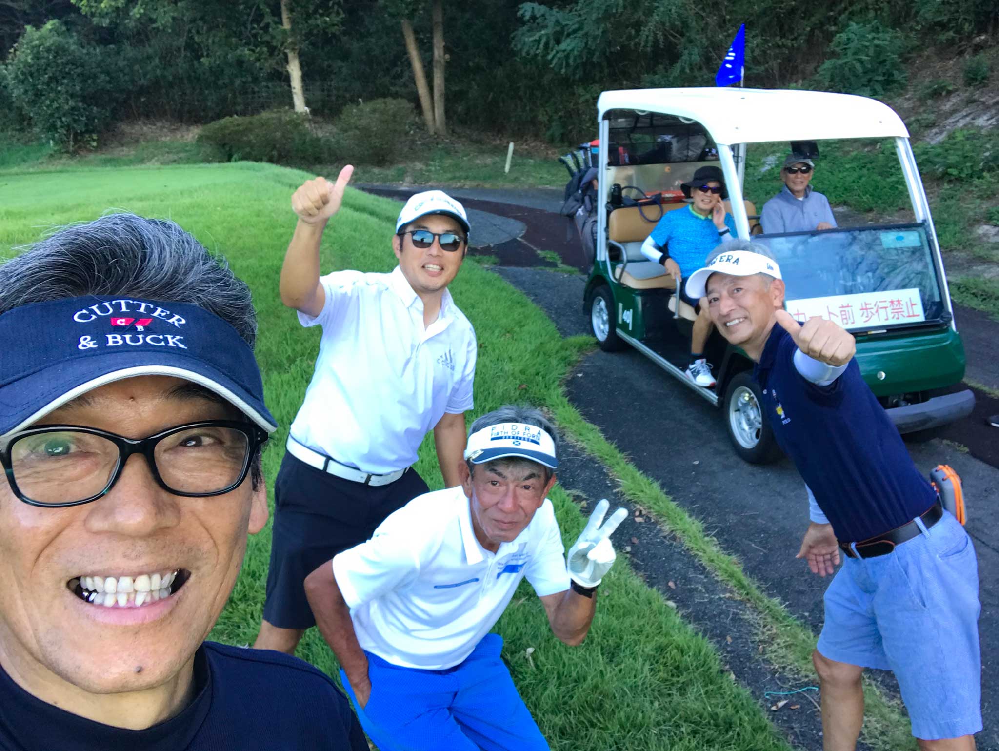 紅葉を背景に、関西ゴルフサークル セブンエイトの松村さん、平野さん、今西さんとの記念写真