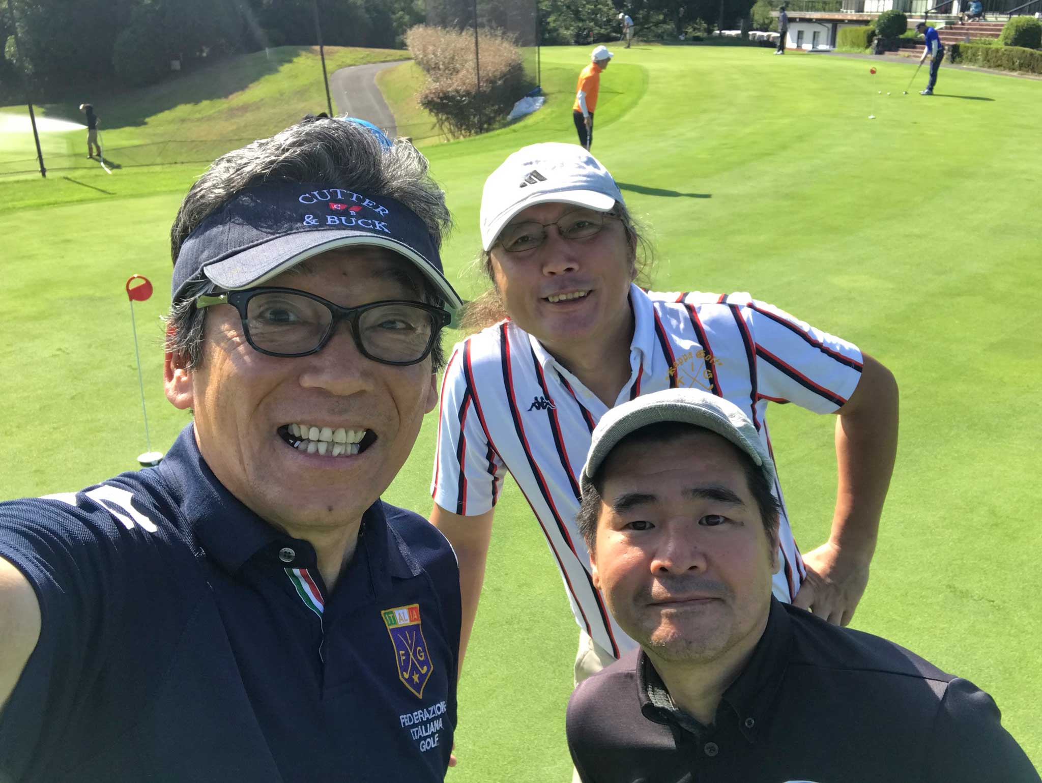 関西ゴルフサークル セブンエイトの湯浅光一と石原さん、澤口さんの記念写真