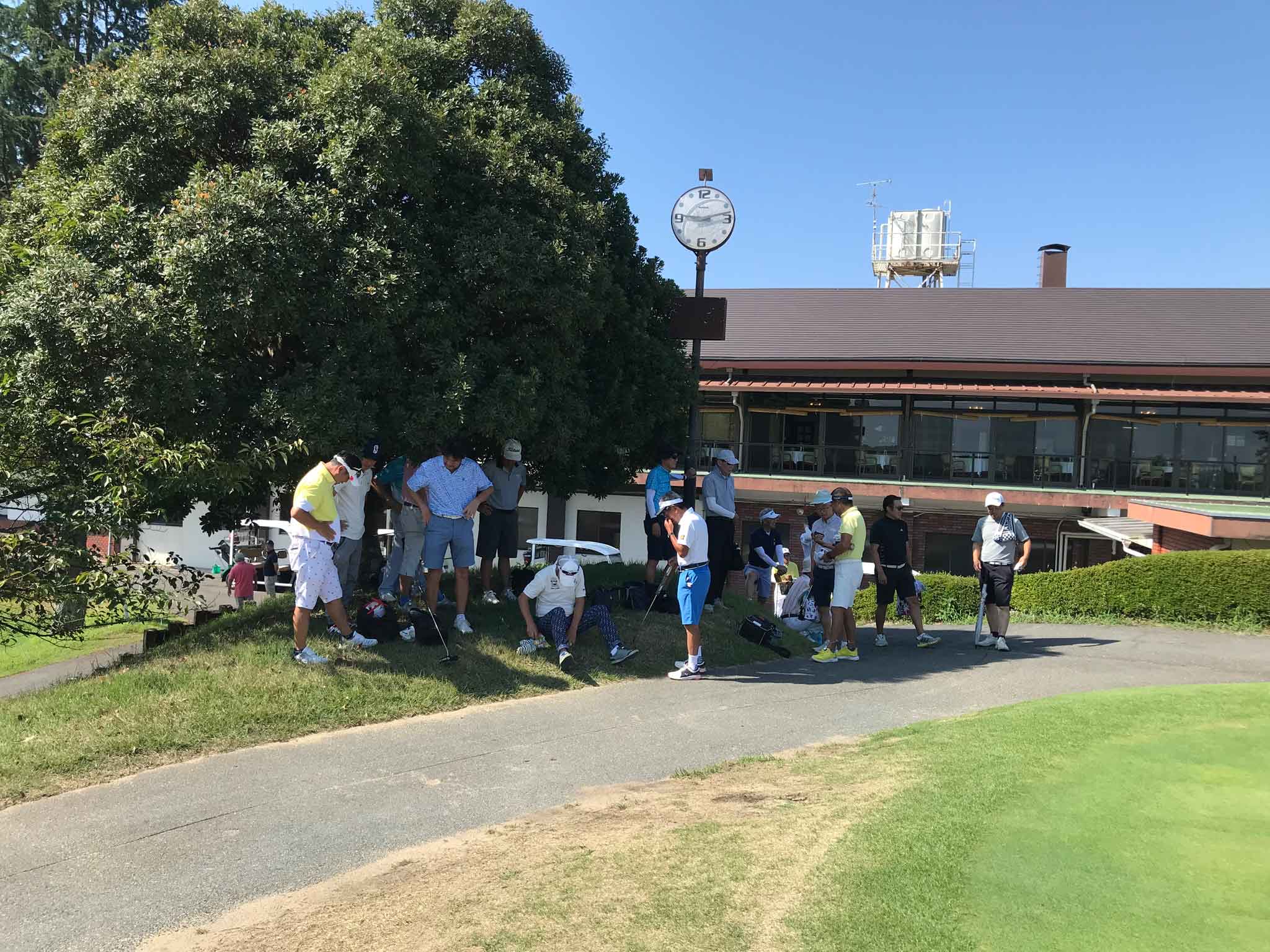 関西ゴルフサークル セブンエイトの朝の集合は皆さん日陰に大集合の写真