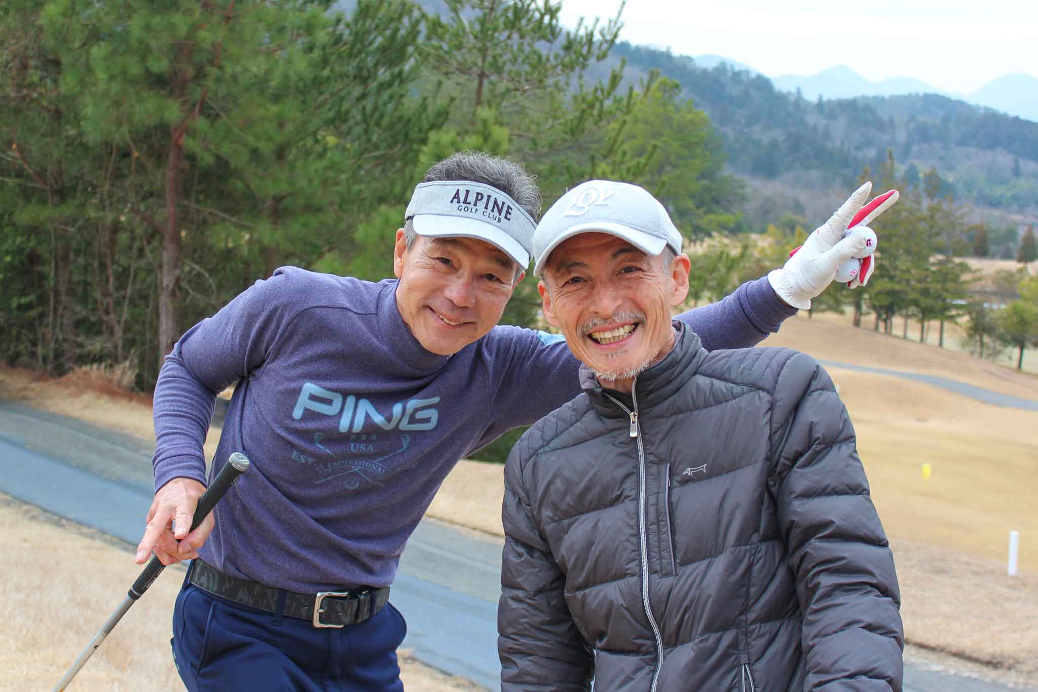 パッティング練習する関西ゴルフサークル セブンエイトの大町さんと白数さんの写真