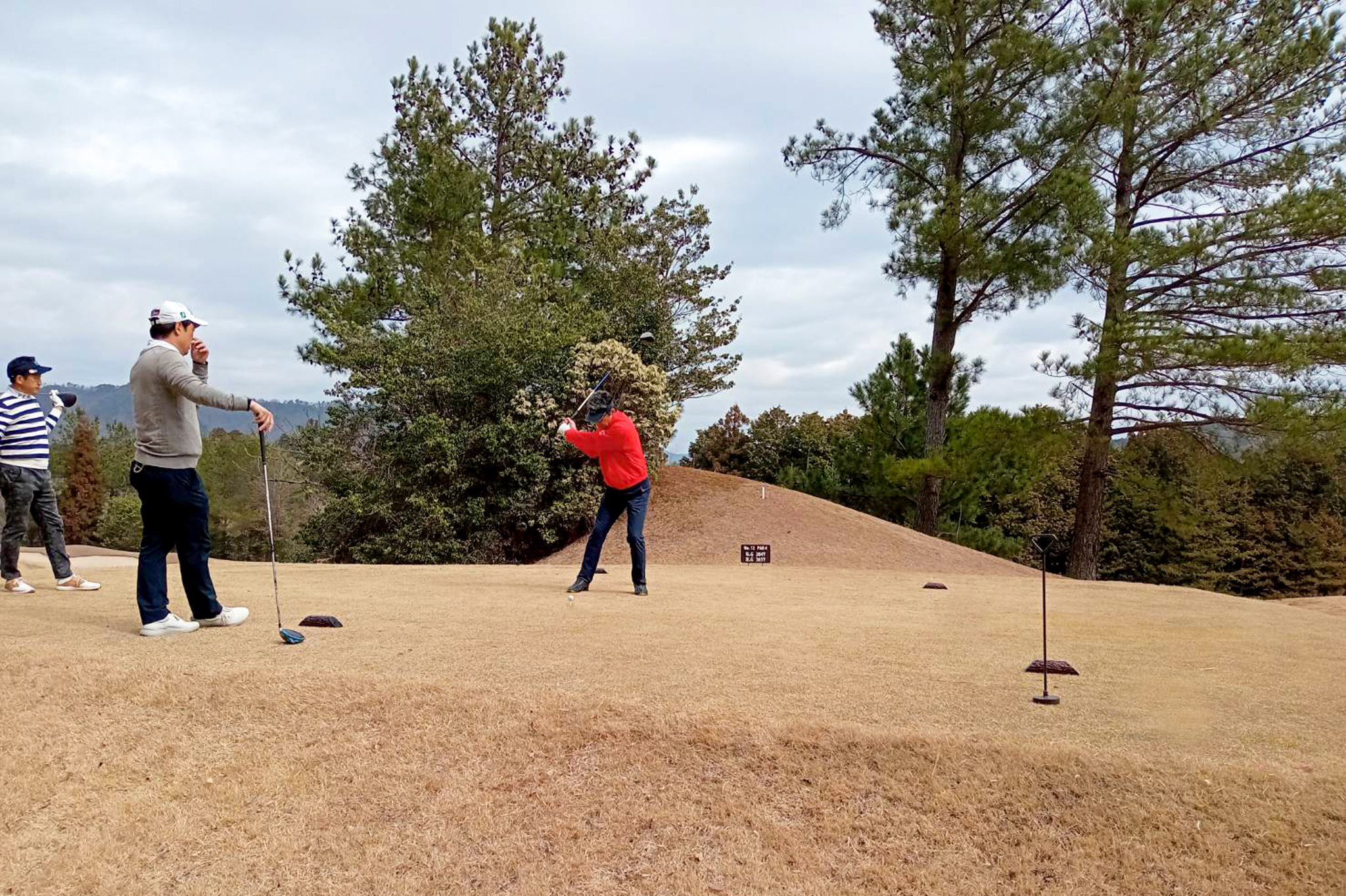 関西ゴルフサークル セブンエイト幹事の湯浅さんのスイング写真