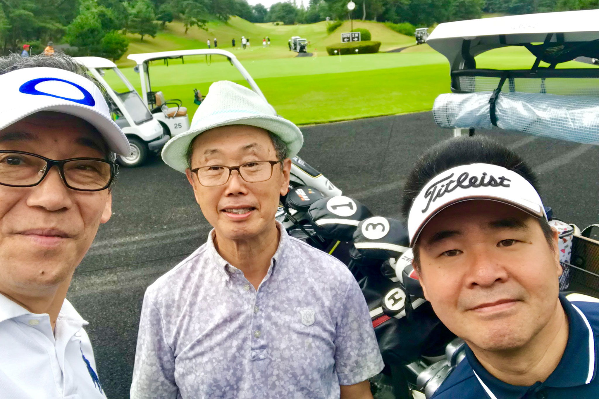 関西ゴルフサークル セブンエイトの湯浅光一と石原さん、澤口さんの記念写真