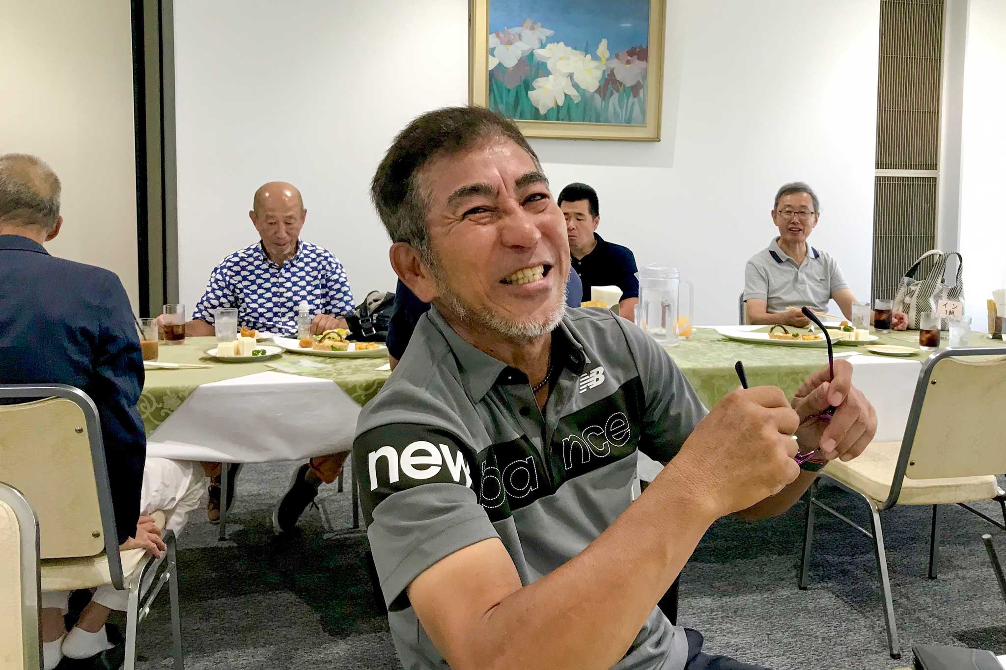 紅葉を背景に、関西ゴルフサークル セブンエイトの森田さんの記念写真