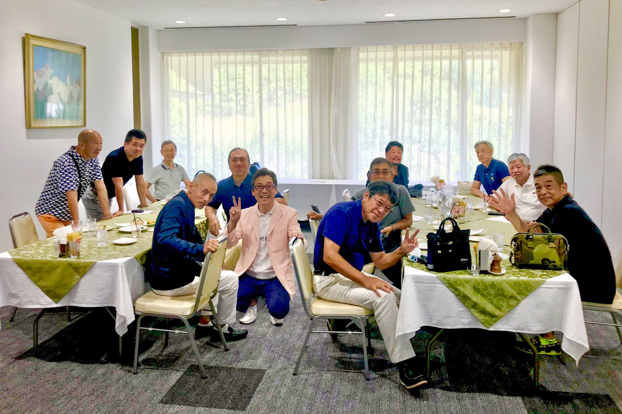 紅葉を背景に、関西ゴルフサークル セブンエイトのパーティーでの記念写真