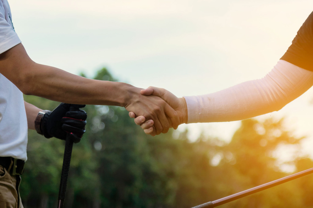 関西ゴルフサークル セブンエイトのプレーが終わって握手するメンバー