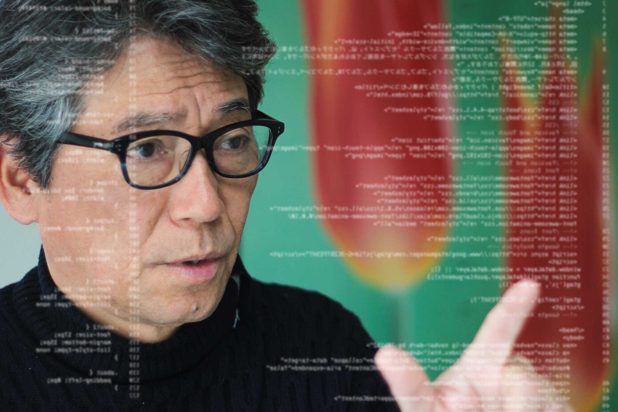 難しい顔でモニターを見ているゴルフサークルセブンエイトの湯浅光一さん