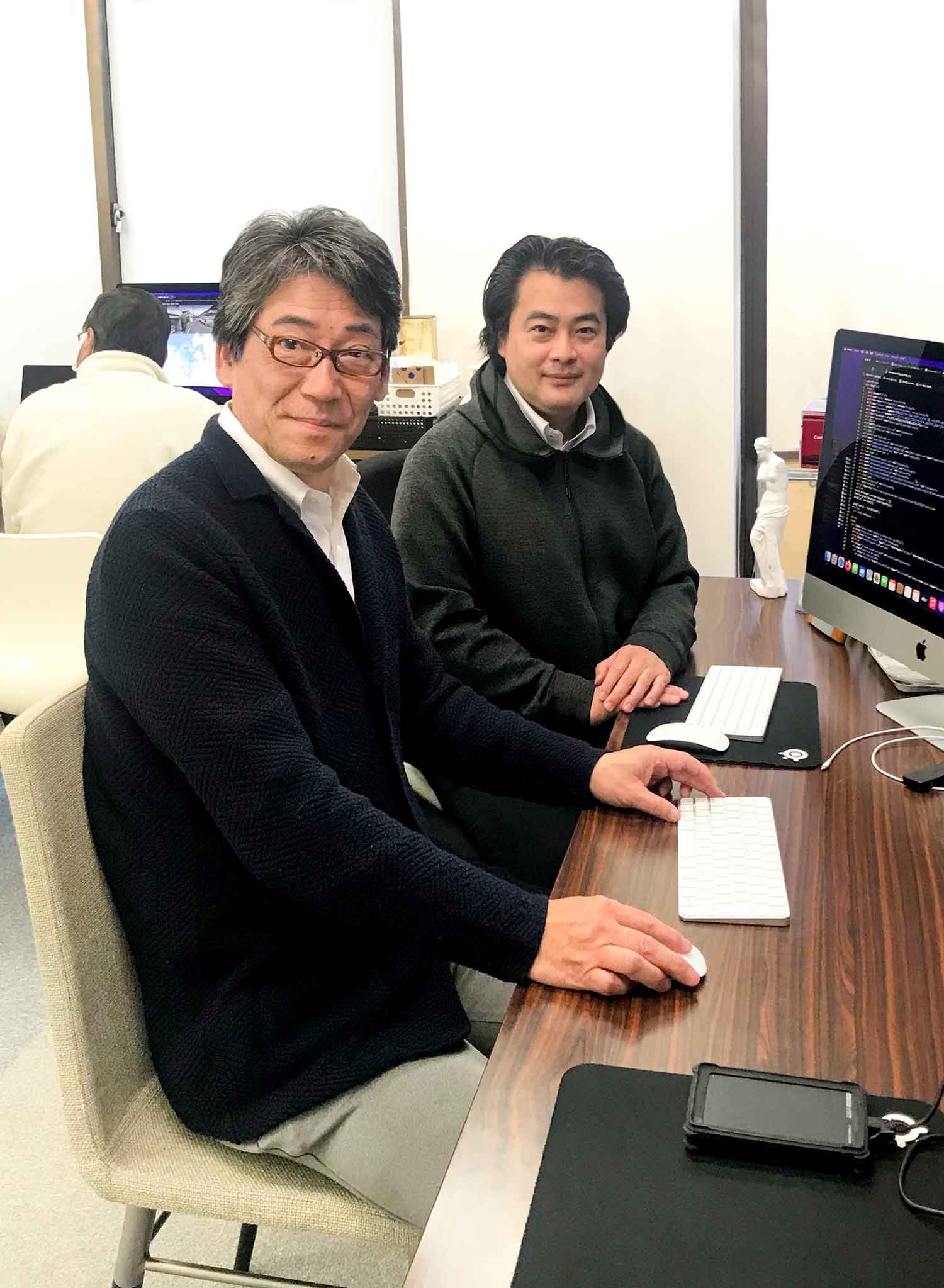 アートビスケットの先生と記念写真する関西ゴルフサークル セブンエイトの湯浅光一さん