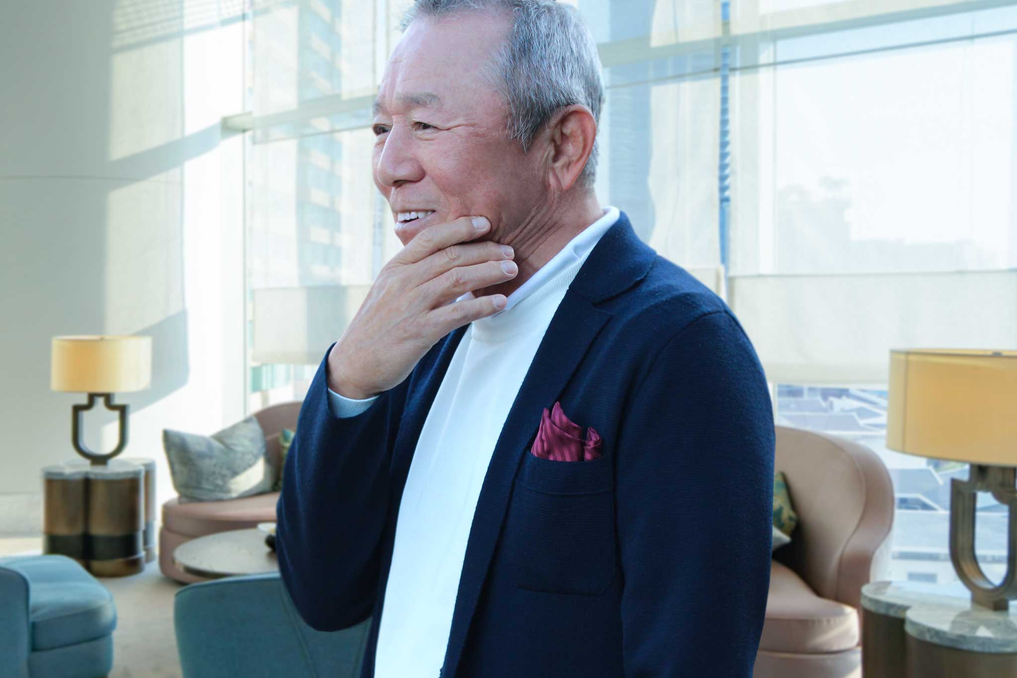 ロビーでくつろぐ、関西ゴルフサークル セブンエイトのメンバー田中剛さん