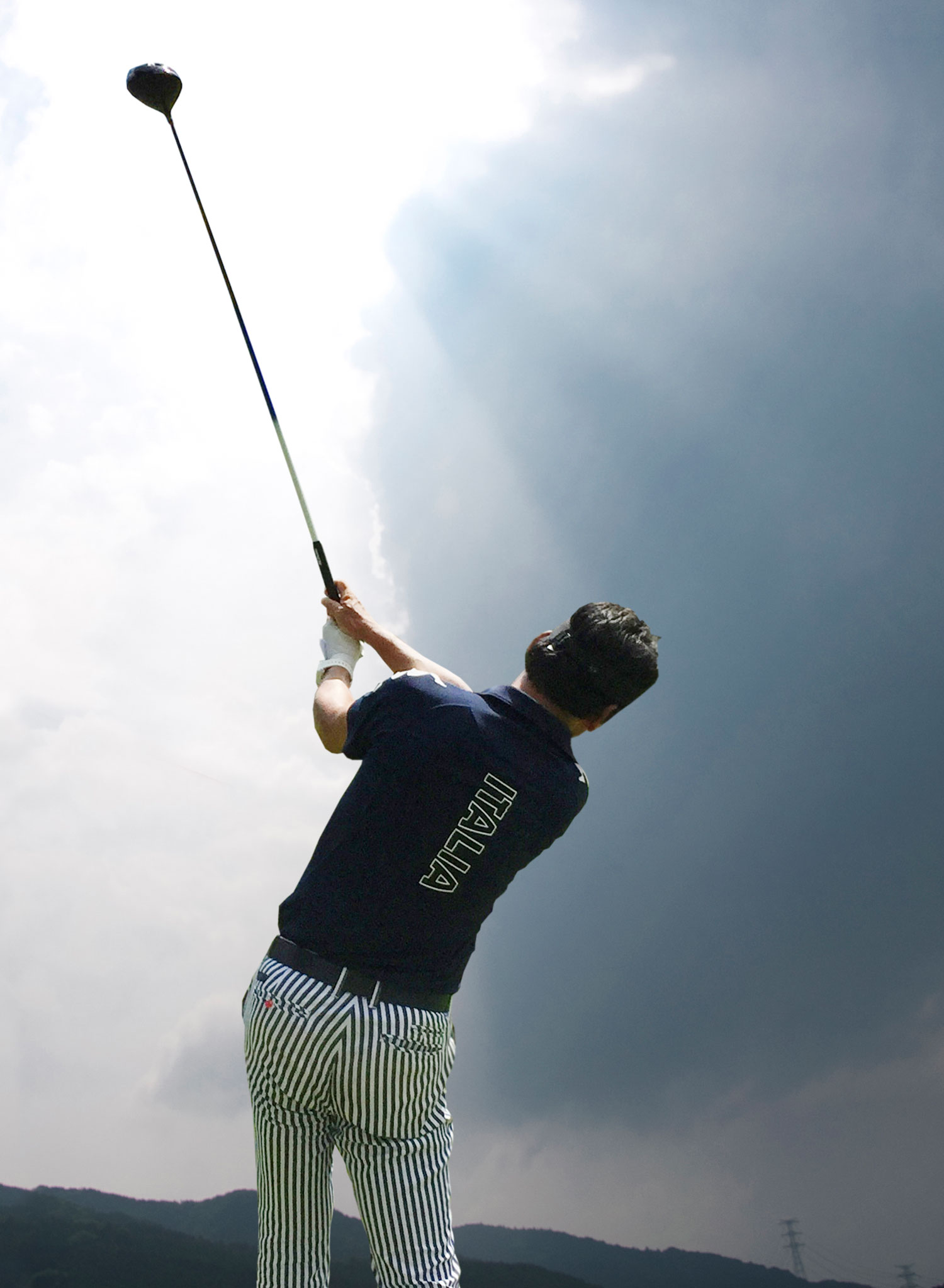 ティーショットしている関西ゴルフサークル セブンエイトの湯浅光一さん