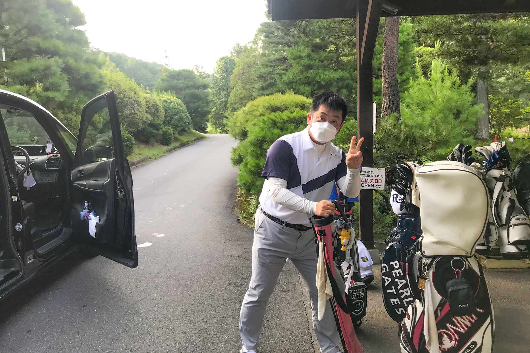 ゴルフ場到着したゴルフサークルセブンエイトの平賀さん