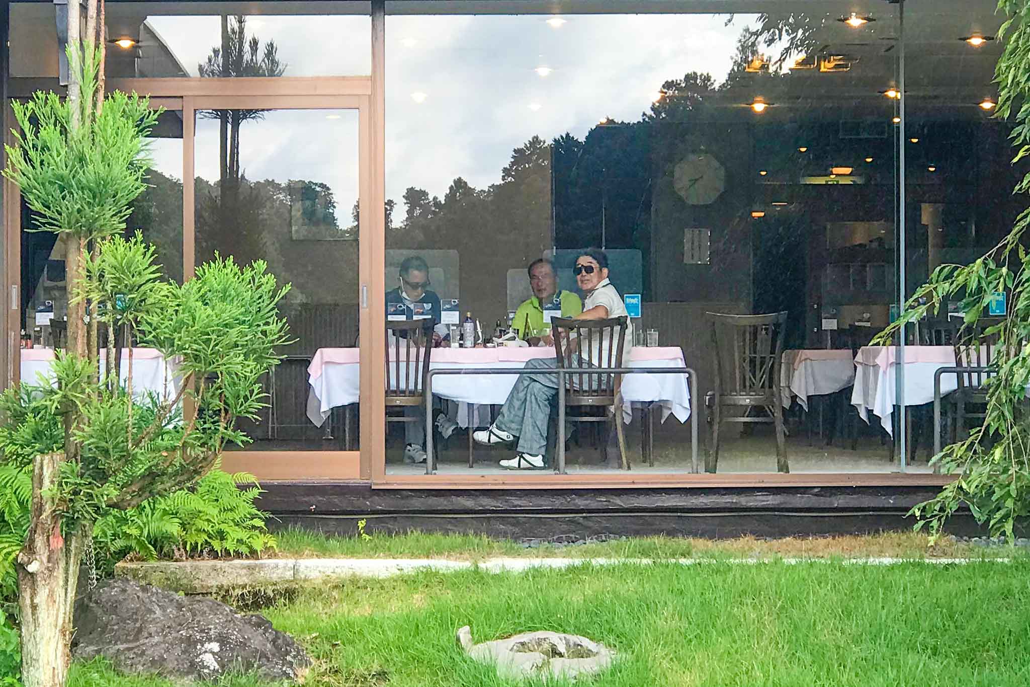 モーニングコーヒーを飲むゴルフサークルセブンエイトのメンバー