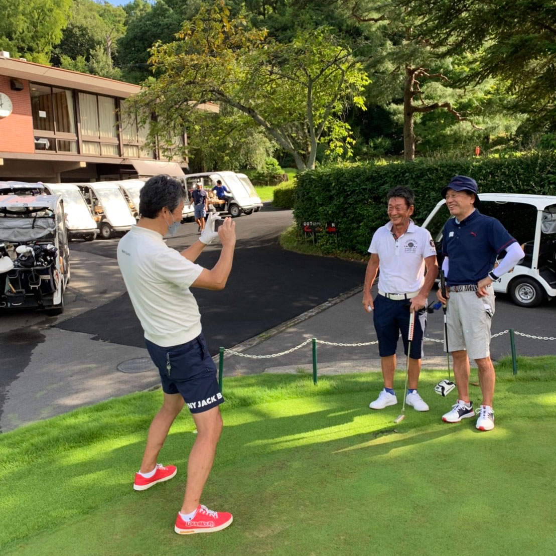 撮影するゴルフサークルセブンエイトの湯浅さん