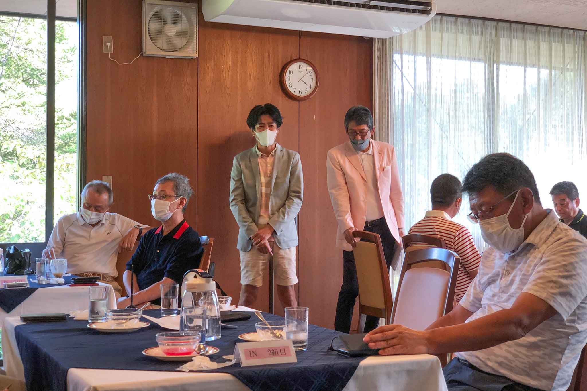 挨拶するゴルフサークルセブンエイトの岸田さん