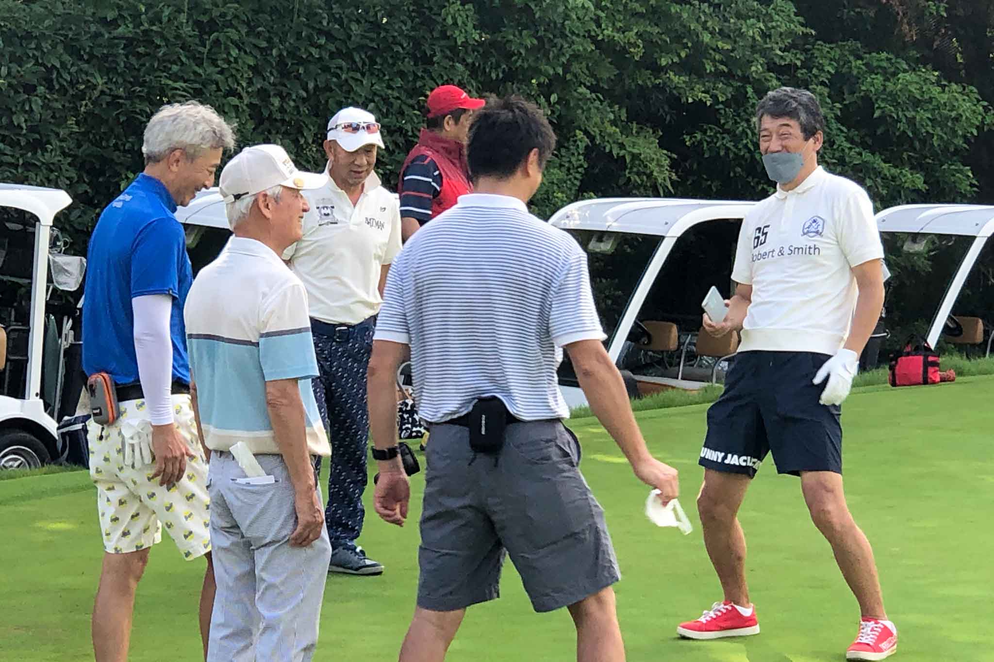 記念写真を撮るゴルフサークルセブンエイトの湯浅さん