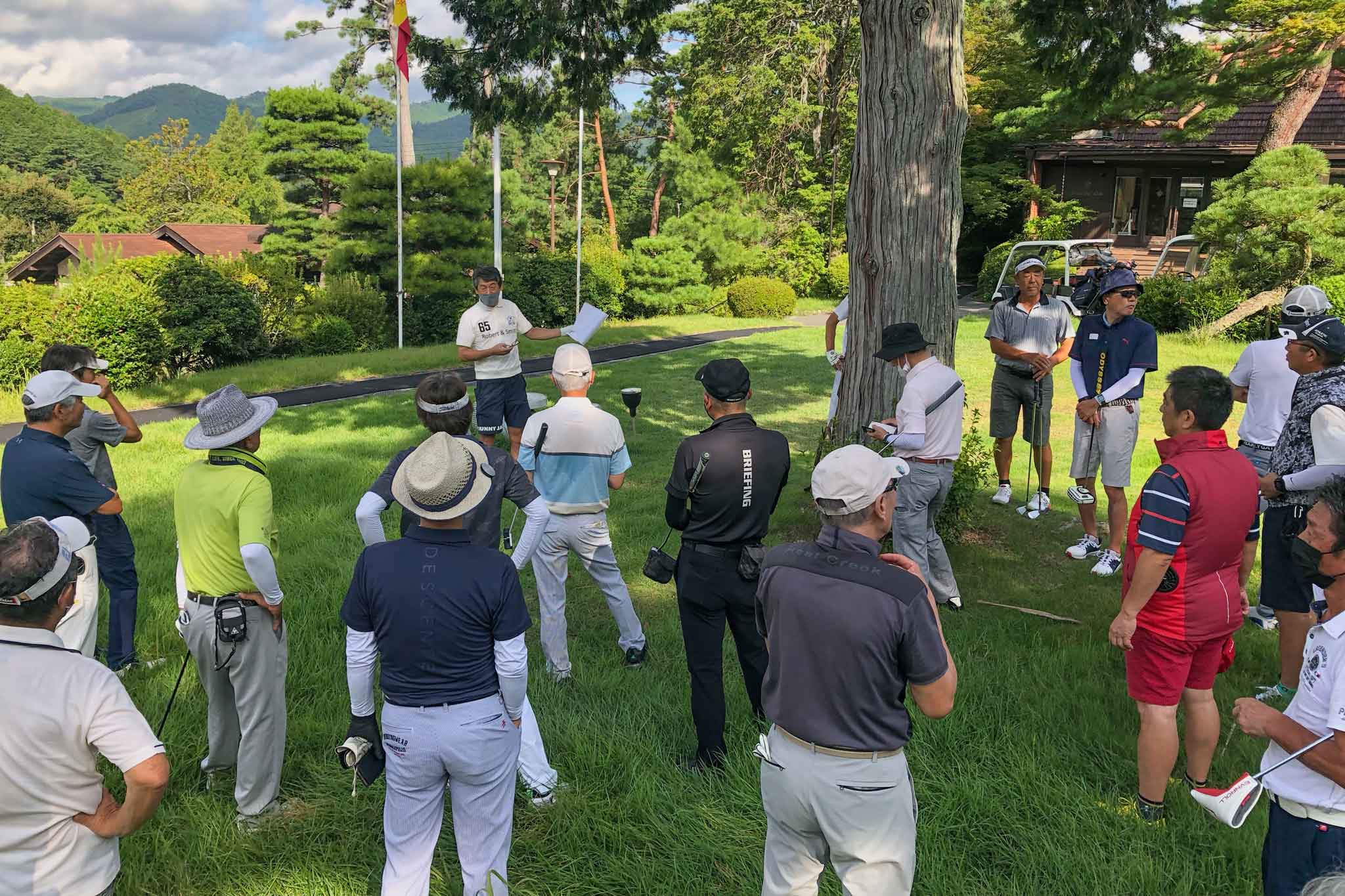 朝の挨拶とルール説明をする、ゴルフサークルセブンエイトの湯浅さん