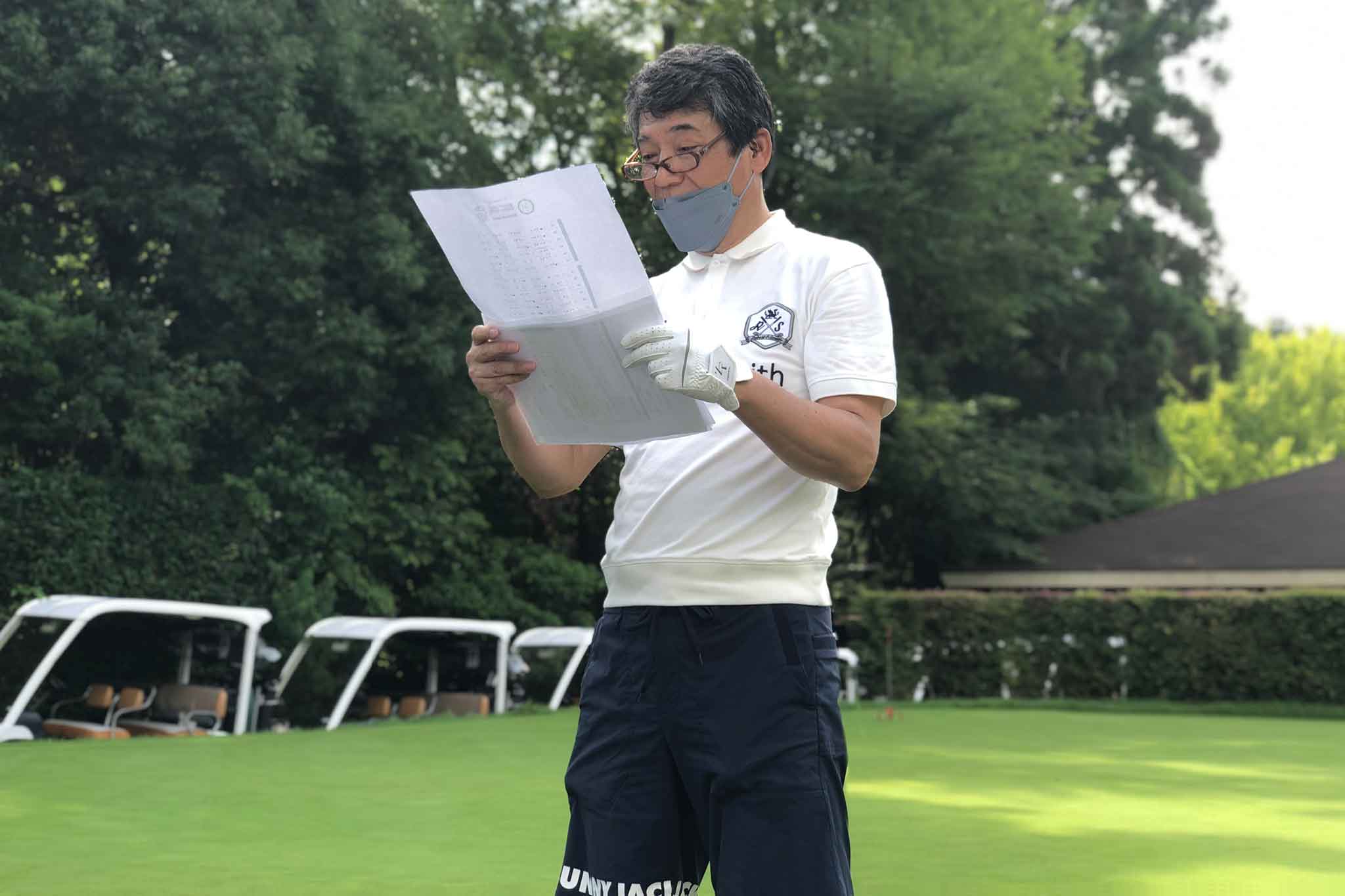 朝の挨拶とルール説明をする、ゴルフサークルセブンエイトの湯浅さん