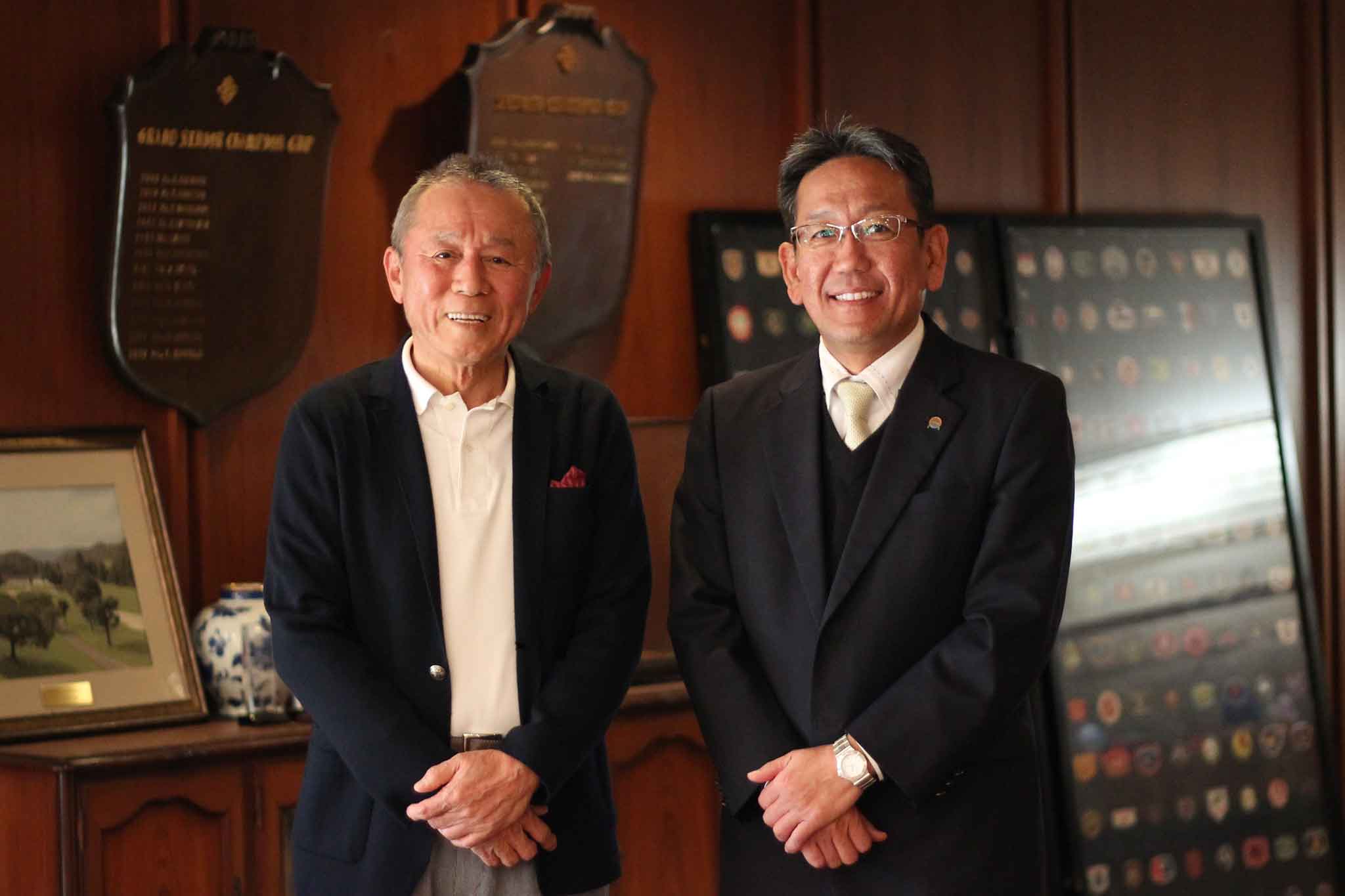 京都ゴルフ倶楽部の貴賓室で支配人と田中剛さんのツーショット写真