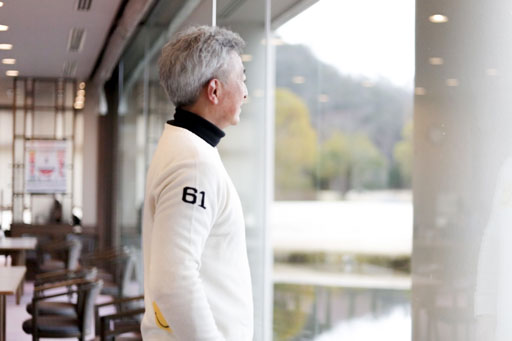 関西ゴルフサークル セブンエイトの過去の開催コースページの扉、朝のレストランでモーニングコーヒーのシーン