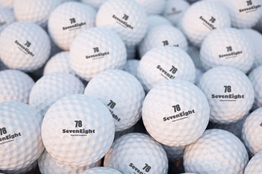 関西ゴルフサークル セブンエイトの参加申込みページの扉、シーンは練習用のボールが一杯