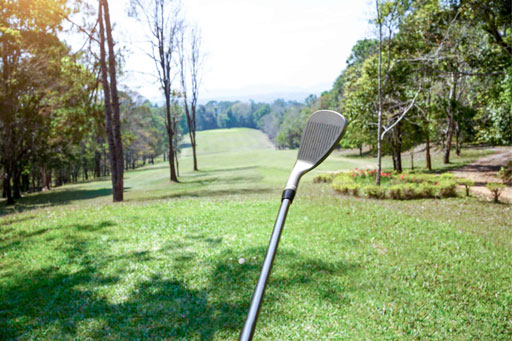 関西ゴルフサークル セブンエイトのエチケットマナーページの扉。いよいよショートホールのティーショットシーン