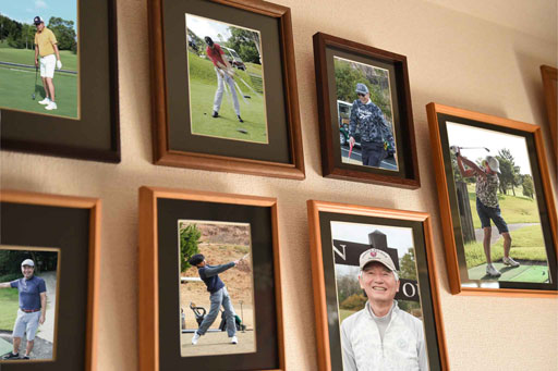 関西ゴルフサークル セブンエイトの記念写真ページの扉、壁に掛けられた記念写真の額