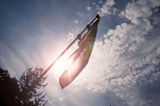 関西ゴルフサークル セブンエイトのお問い合わせページの扉、イメージ写真はピンフラッグ