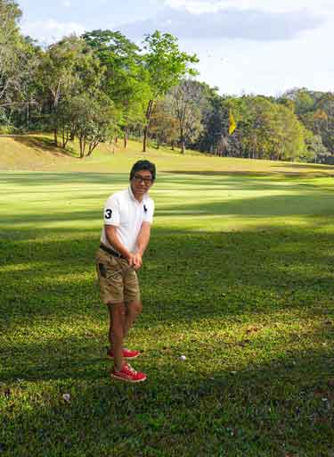 関西ゴルフサークル セブンエイトのコーディネーター湯浅光一、最終ホールのグリーンでアプローチするシーン