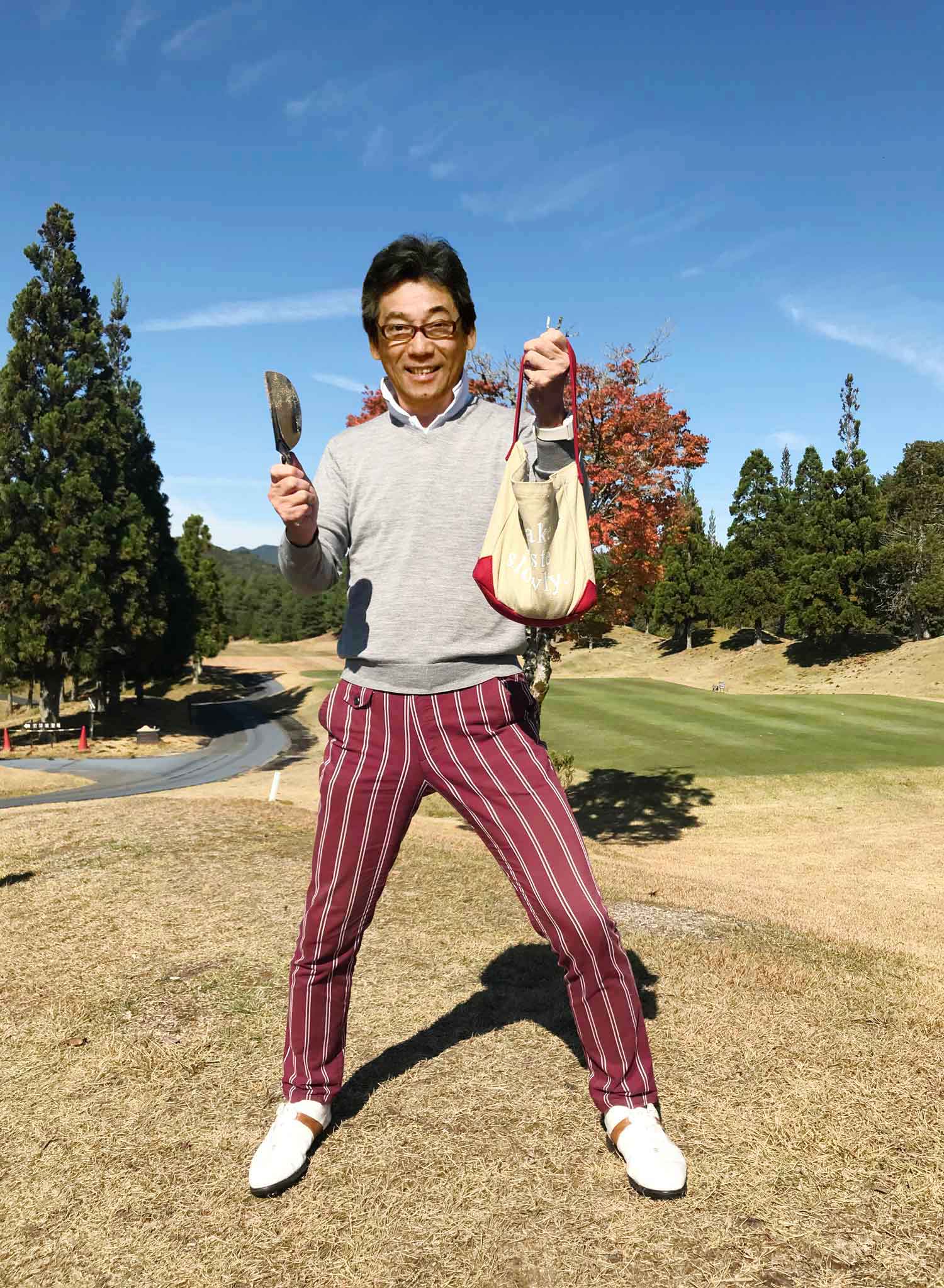 目土バッグを持つ関西ゴルフサークル セブンエイトの湯浅光一さん