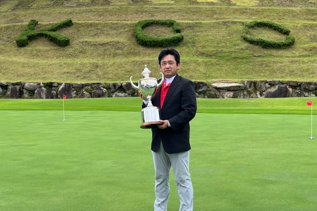 2022年理事長杯を獲得し優勝カップを持った平賀健司さん