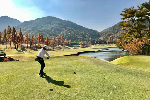 ドライバーショットするゴルフサークルセブンエイトの大西さん