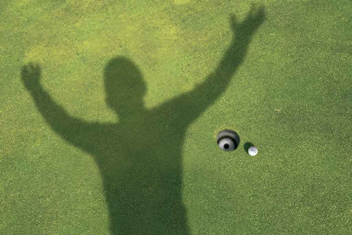 グリーンに男性の影