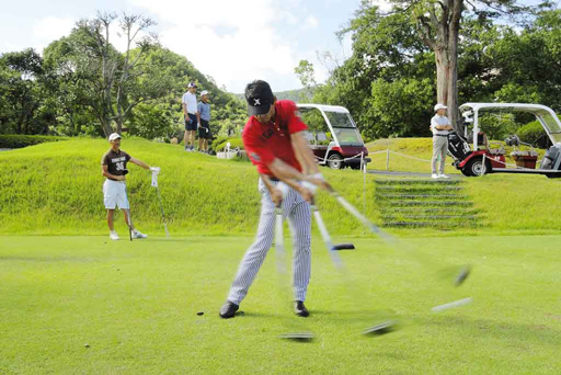 ドライバーショットするゴルフサークルセブンエイトの湯浅光一