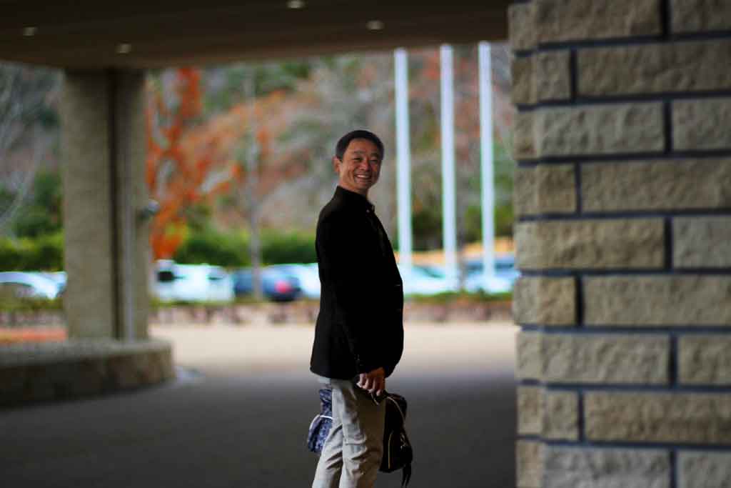 グランベール京都ゴルフ倶楽部玄関に入るゴルフサークル「Seven Eight セブンエイト」の立花さん