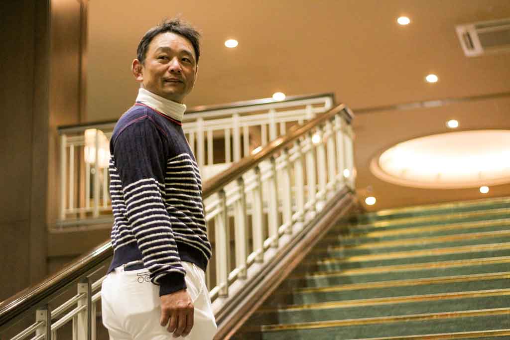 グランベール京都ゴルフ倶楽部レストランへ向かう関西ゴルフサークル セブンエイトの立花さん