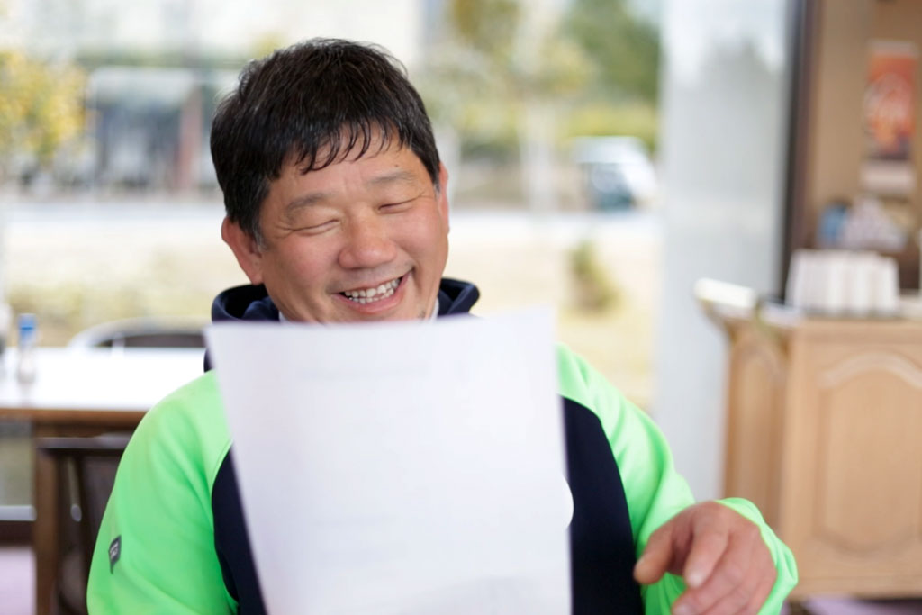 関西ゴルフサークル セブンエイトのコンペ用紙を見る大橋さん