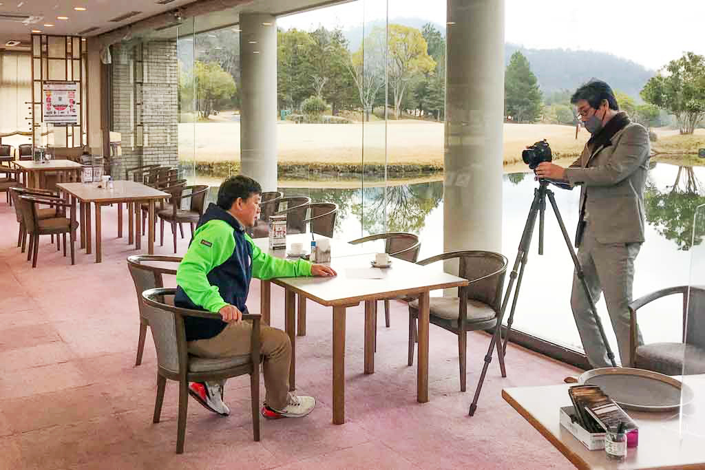 関西ゴルフサークル セブンエイトの大橋さんのレストランでの撮影風景