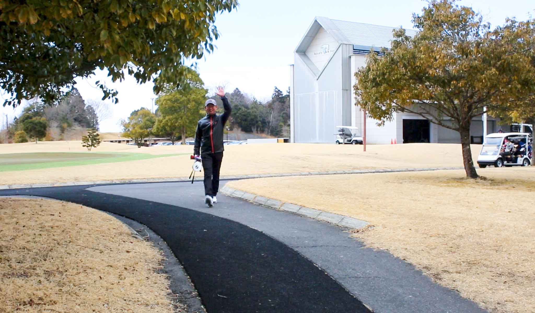 ベアズパウジャパンの練習場に向かう、関西ゴルフサークル セブンエイトの大江匡さん