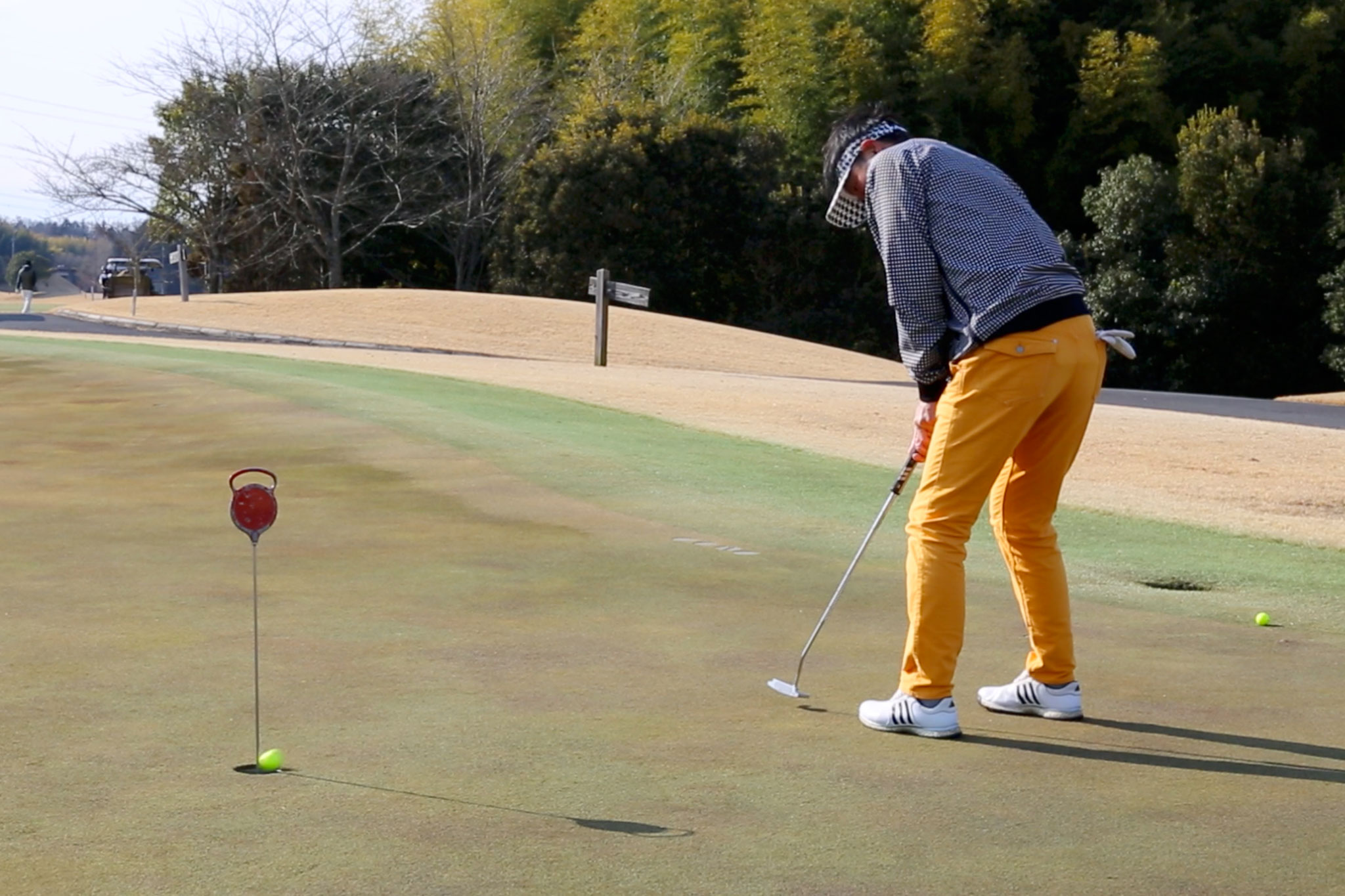 パッティングする関西ゴルフサークル セブンエイトの村上さん